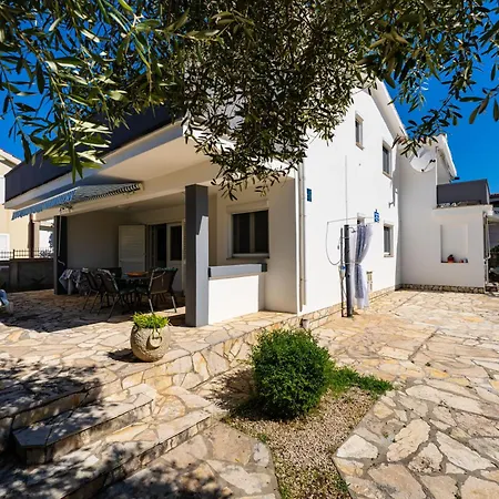Crnko, 50m From The With Free Parking And Drinkable Tap Water * Vir
