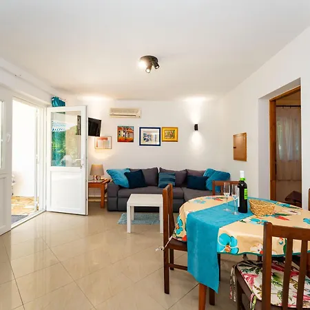 Crnko, 50m From The With Free Parking And Drinkable Tap Water Appartamento *