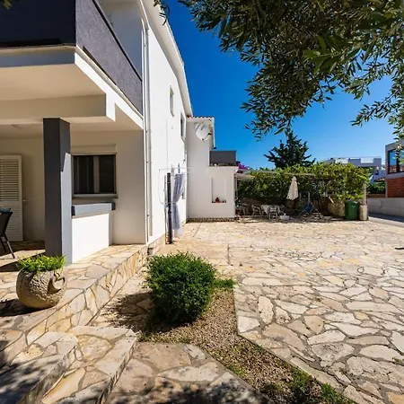 Crnko, 50m From The With Free Parking And Drinkable Tap Water Daire Vir