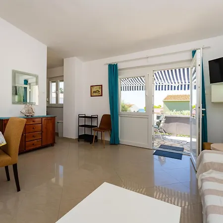 Crnko, 50m From The With Free Parking And Drinkable Tap Water * Vir