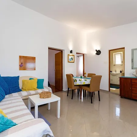 Crnko, 50m From The With Free Parking And Drinkable Tap Water * Vir